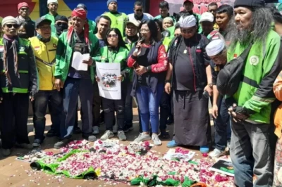 Ojol Semarang Gelar Doa Bersama dan Tabur Bunga untuk Affan Kurniawan yang Meninggal Terlindas Rantis