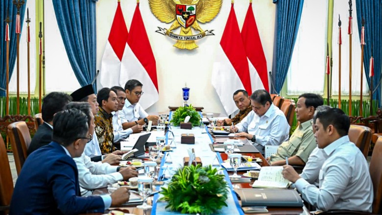 Presiden Prabowo Pimpin Rapat Terbatas Bahas Akselerasi Pertumbuhan Ekonomi