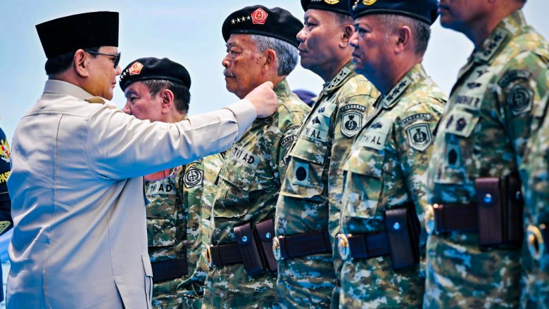 Presiden Prabowo Anugerahkan Pangkat Istimewa kepada 11 Purnawirawan TNI di KRI dr. Radjiman Wedyodiningrat