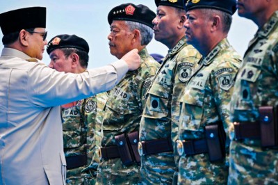 Presiden Prabowo Anugerahkan Pangkat Istimewa kepada 11 Purnawirawan TNI di KRI dr. Radjiman Wedyodiningrat