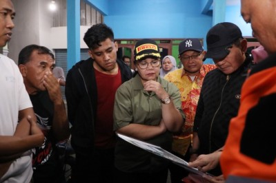 Tinjau Banjir di Genuk, Wali Kota Semarang Optimalkan Pompa dan Dirikan Dapur Umum