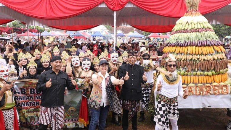 Rayakan Kirab Budaya di Semarang: Pawai Gunungan Hasil Bumi Jadi Simbol Gotong Royong