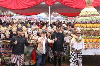 Rayakan Kirab Budaya di Semarang: Pawai Gunungan Hasil Bumi Jadi Simbol Gotong Royong