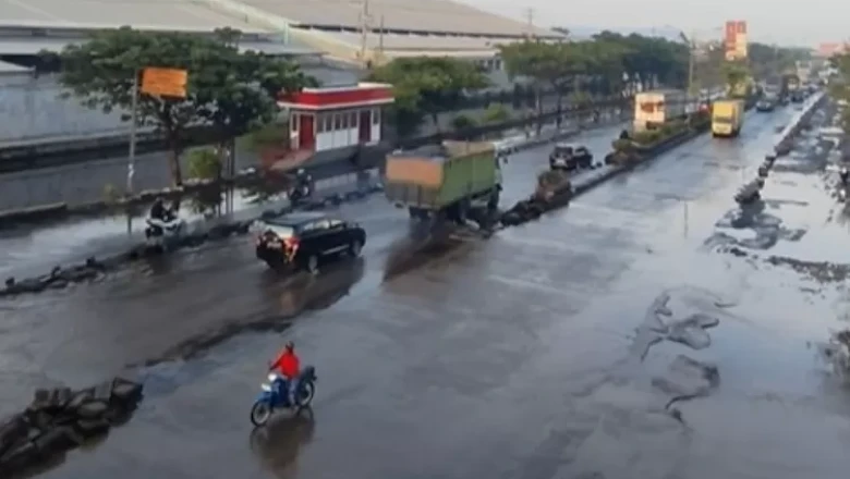 Banjir di Jalan Kaligawe Semarang Mulai Surut, Kendaraan Roda Dua Sudah Bisa Melintas
