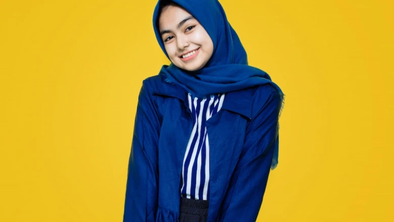 Baju Biru Cocok dengan Jilbab Warna Apa? Ini 12 Pilihannya!