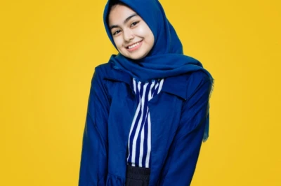 Baju Biru Cocok dengan Jilbab Warna Apa? Ini 12 Pilihannya!