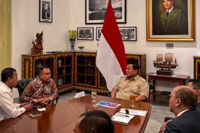 Presiden Prabowo Bahas Stabilitas Politik dan Penguatan Investasi Bersama Sejumlah Tokoh di Istana Merdeka