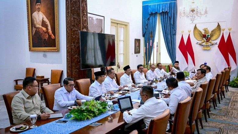Presiden Prabowo Pimpin Rapat Terbatas Bahas Solusi untuk UMKM dan Penertiban Barang Bekas Impor