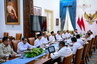 Presiden Prabowo Pimpin Rapat Terbatas Bahas Solusi untuk UMKM dan Penertiban Barang Bekas Impor