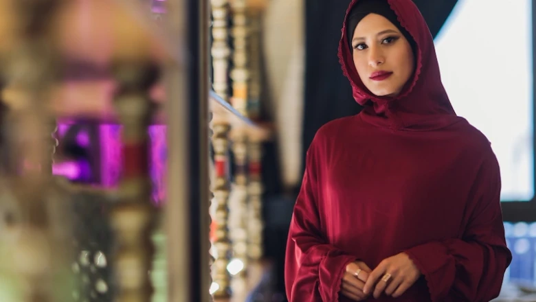 Gamis Merah Maroon Cocok dengan Jilbab Warna Apa? Cek Yuk!