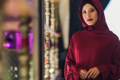 Gamis Merah Maroon Cocok dengan Jilbab Warna Apa? Cek Yuk!