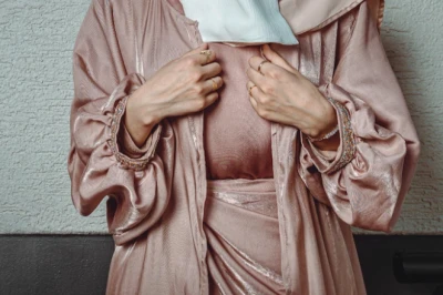 Gamis Mocca Cocok dengan Jilbab Warna Apa? Cek 15 Opsinya!