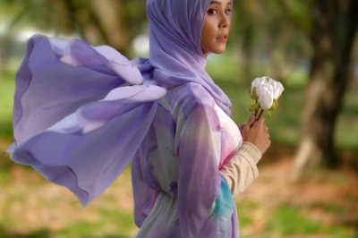 Gamis Ungu Cocok dengan Jilbab Warna Apa? Ini Opsinya!