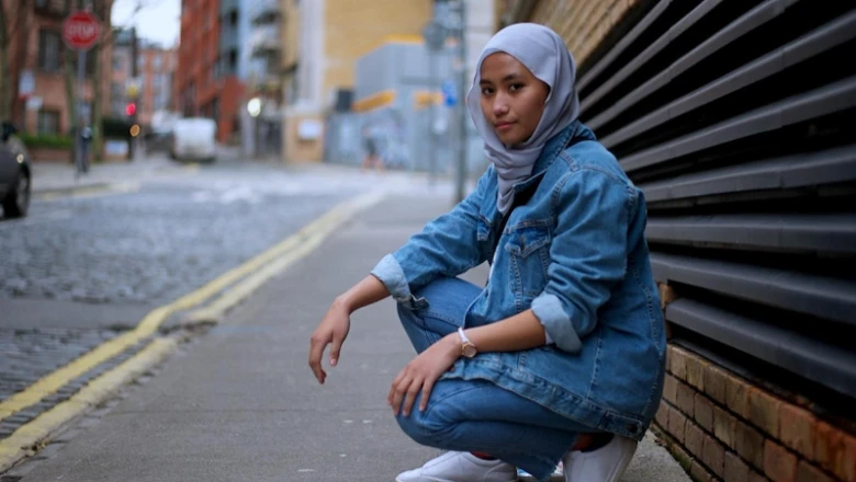 Baju Denim Cocok dengan Jilbab Warna Apa? Ini Opsinya!