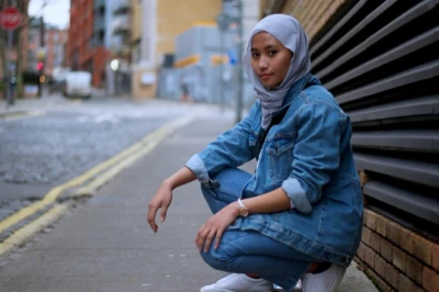 Baju Denim Cocok dengan Jilbab Warna Apa? Ini Opsinya!