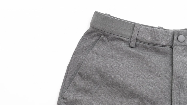 Celana Abu-Abu Cocok dengan Baju Warna Apa? Coba Warna Ini!