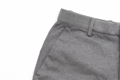 Celana Abu-Abu Cocok dengan Baju Warna Apa? Coba Warna Ini!