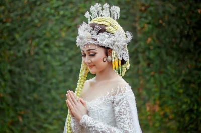 Pakaian Adat Jawa Barat: Nama, Jenis, dan Makna Filosofisnya