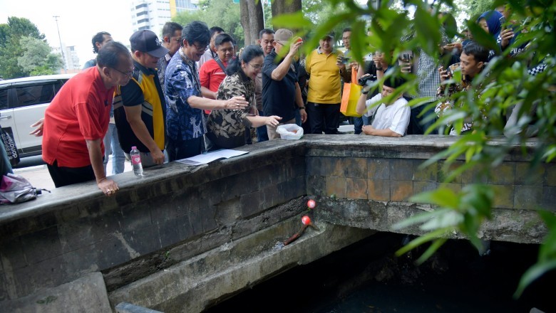 Cegah Banjir Simpang Lima, Wali Kota Semarang Uji Teknologi Bola GPS Lacak Sumbatan Drainase