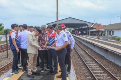 Sekda Jateng Dampingi Menhub Tinjau Rel KA Gubug Grobogan, Fokus Cegah Banjir Berulang