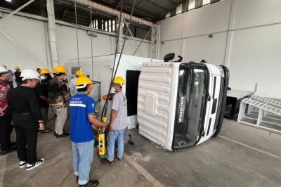 Pertama di Indonesia! Karoseri Laksana Uji Guling Manhauler Tambang Berstandar Internasional