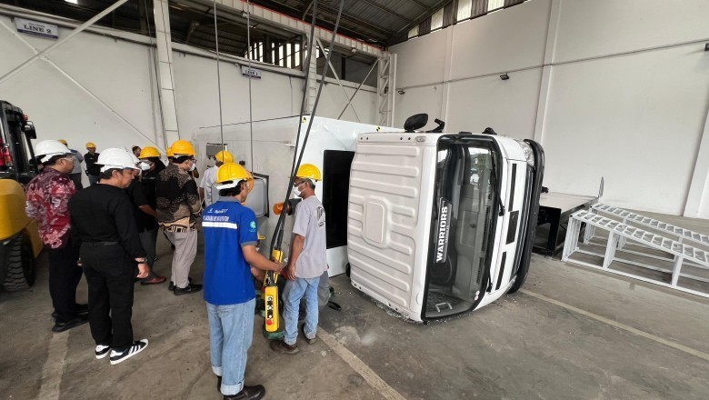 Uji guling kendaraan angkutan personel tambang Manhauler Warrior berstandar UN ECE R66