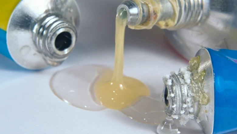 11 Rekomendasi Lem untuk Plastik Terkuat & Terbaik 2025