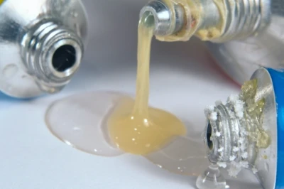 11 Rekomendasi Lem untuk Plastik Terkuat & Terbaik 2025