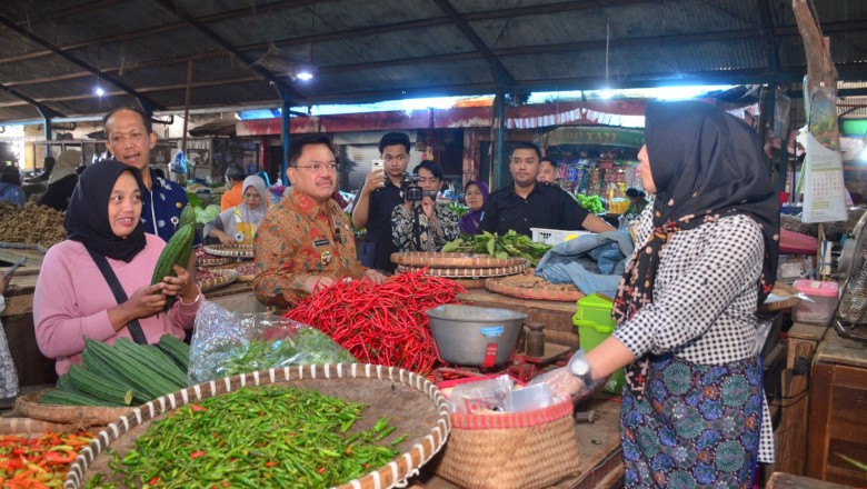 Jelang Nataru, Wali Kota Salatiga Turun ke Pasar Blauran: Harga Bawang Turun, Minyak dan Telur Mulai Naik