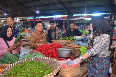 Jelang Nataru, Wali Kota Salatiga Turun ke Pasar Blauran: Harga Bawang Turun, Minyak &amp; Telur Mulai Naik