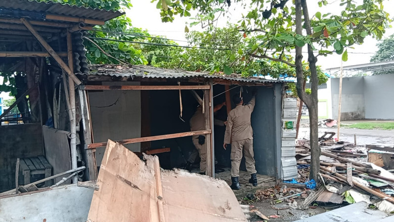 Pemkot Semarang Tertibkan 15 Lapak PKL di Atas Drainase Pasar Kobong