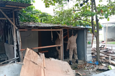 Pemkot Semarang Tertibkan 15 Lapak PKL di Atas Drainase Pasar Kobong