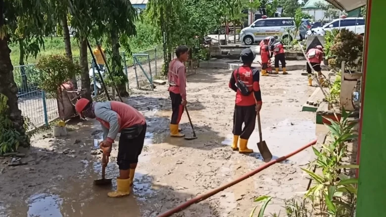 Tanggul Jebol, Banjir Kepung Semarang Barat Tengah Malam: Lansia Digendong, Rumah Terendam Hingga 1 Meter