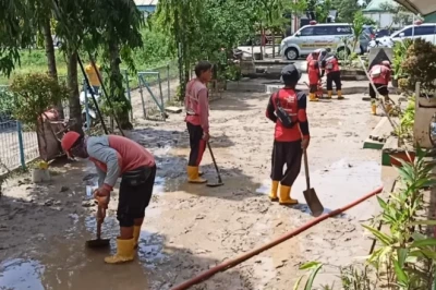 Tanggul Jebol, Banjir Kepung Semarang Barat Tengah Malam: Lansia Digendong, Rumah Terendam Hingga 1 Meter