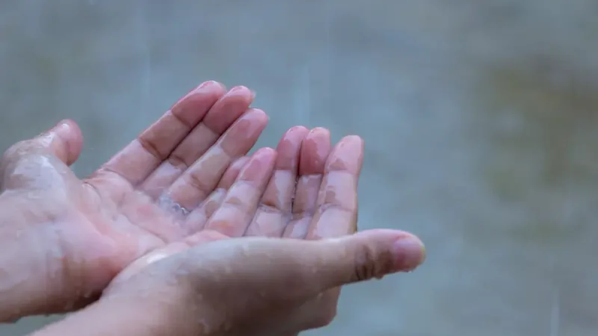 Doa Turun Hujan Deras & Angin Kencang Lengkap dengan Arti