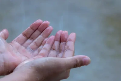 Doa Turun Hujan Deras & Angin Kencang Lengkap dengan Arti