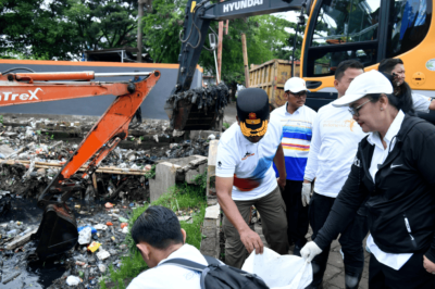 Wali Kota Semarang Agustina Turun Langsung Bersihkan Kali Tawang Mas, 1,1 Ton Sampah Diangkut