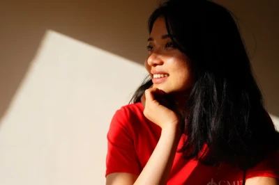 10 Pilihan Warna Baju yang Cocok untuk Kulit Sawo Matang