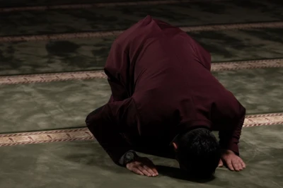 Urutan Sholat Malam Lengkap Beserta Niat dan Doanya