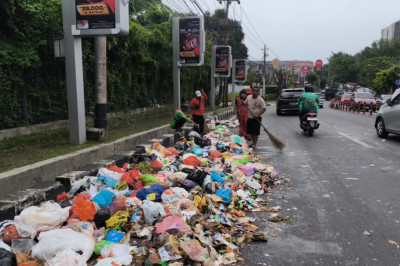Respon Laporan Masyarakat, DLH Kota Semarang Minta Maaf dan Sigap Bersihkan Tumpahan Sampah