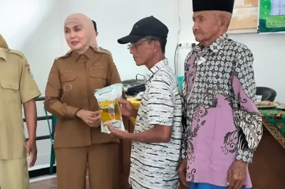 Pemkab Kendal Salurkan Bantuan Beras dan Minyak ke 776 Warga, Total 20 Kg per Keluarga