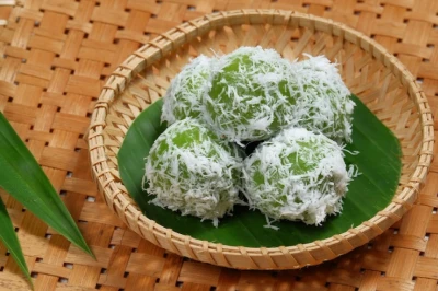 Cara Membuat Kue Klepon yang Kenyal Lembut dan Lumer di Mulut