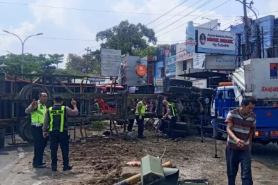 Detik-Detik Truk Kontainer Hilang Kendali di Silayur Semarang, Tabrak Sejumlah Kendaraan
