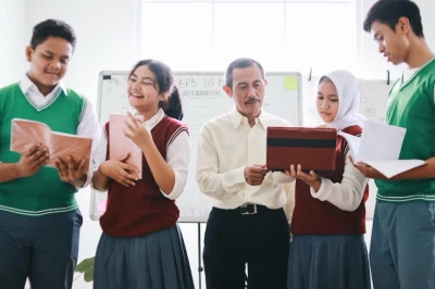 10 Puisi Hari Pendidikan Nasional, Singkat dan Inspiratif!
