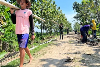 Satgas TMMD dan Warga Kompak Pasang Bekisting Besi untuk Betonisasi Jalan di Sragen