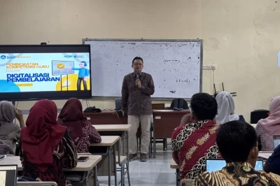 Papan Interaktif Digital untuk Digitalisasi Pembelajaran: Dari Model ke Gerakan Inovasi Guru