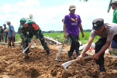 Semangat Gotong Royong, Dansatgas TMMD Sragen Ikut Turun ke Lapangan