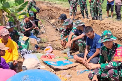 Tanpa Sekat, Dansatgas TMMD Sragen Ngobrol Hangat dengan Warga Desa Puro