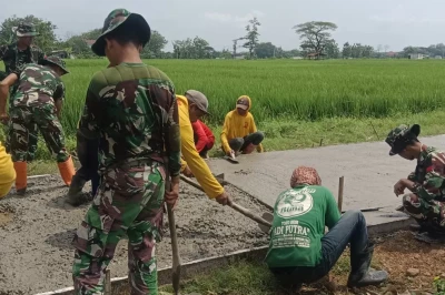 Kejar Target Sebelum Hujan, Satgas TMMD Sragen Percepat Pengecoran Jalan di Karangmalang