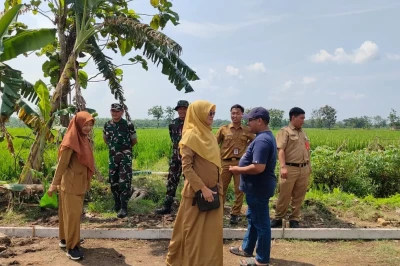Pastikan Pembangunan di Karangmalang Berkualitas, Satgas TMMD Sragen Melakukan Pendampingan di Lapangan